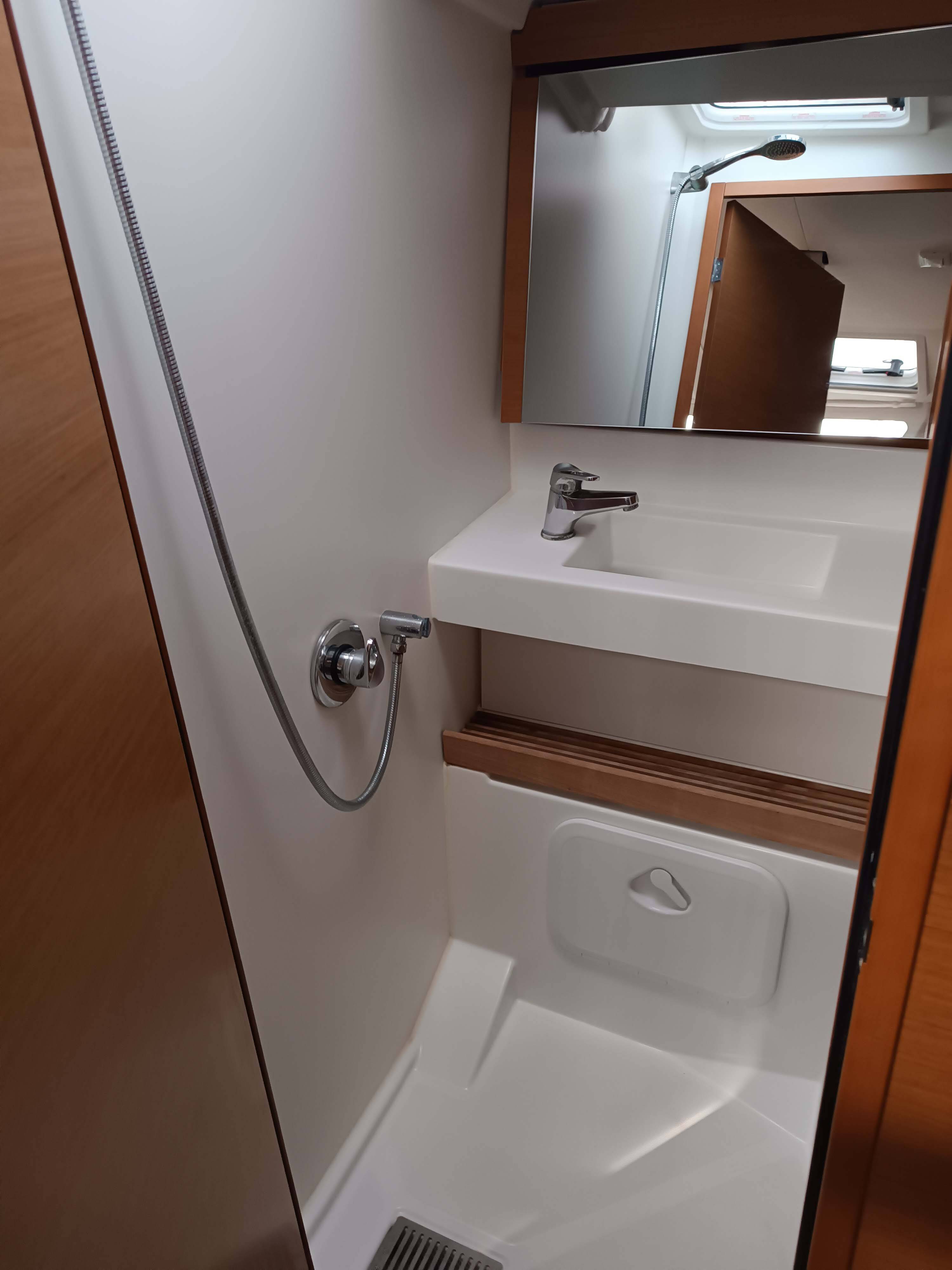 Sailing yacht Sun Odyssey 440 Funky One