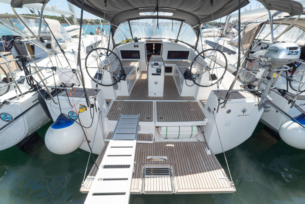 Sailing yacht Sun Odyssey 440 free elli