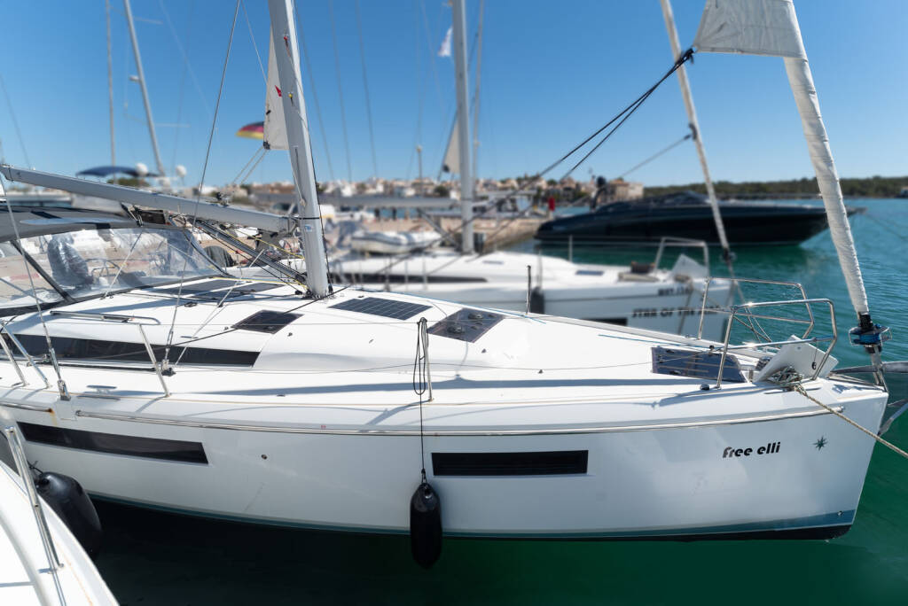 Sailing yacht Sun Odyssey 440 free elli