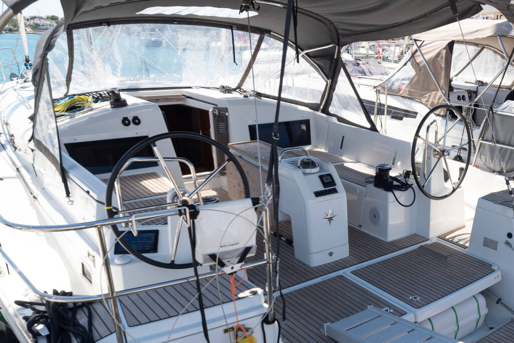 Sailing yacht Sun Odyssey 440 free elli
