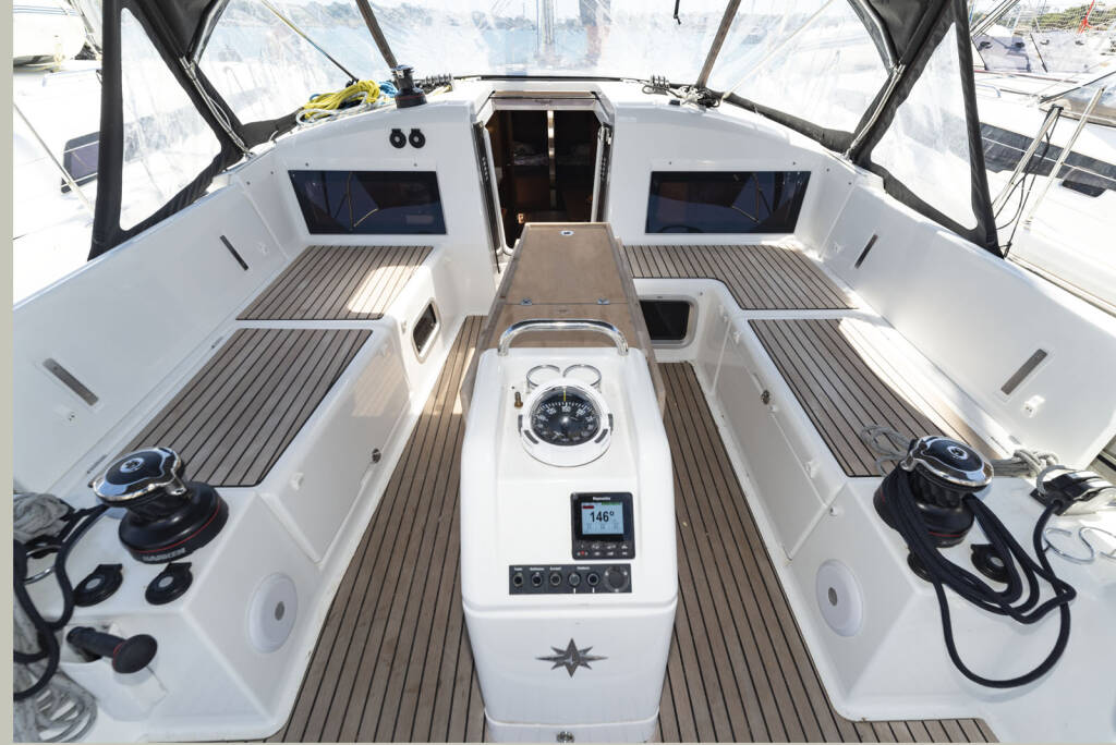 Sailing yacht Sun Odyssey 440 free elli