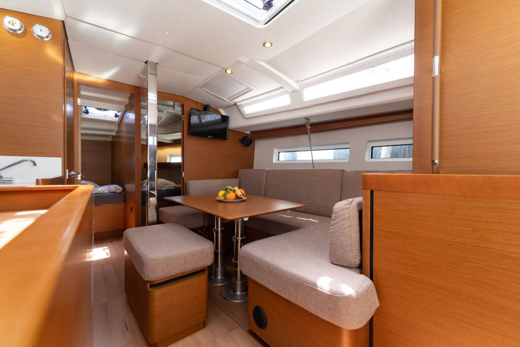 Sailing yacht Sun Odyssey 440 free elli