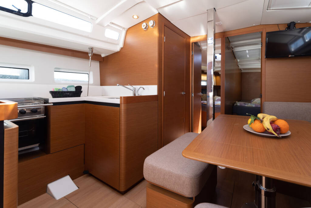 Sailing yacht Sun Odyssey 440 free elli