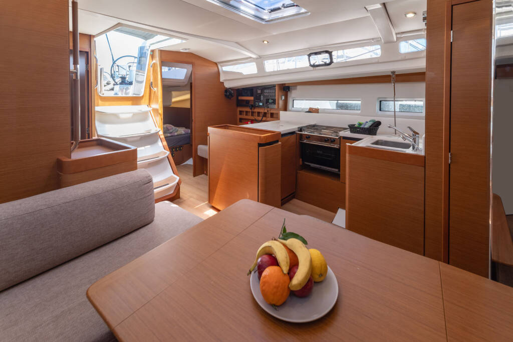 Sailing yacht Sun Odyssey 440 free elli