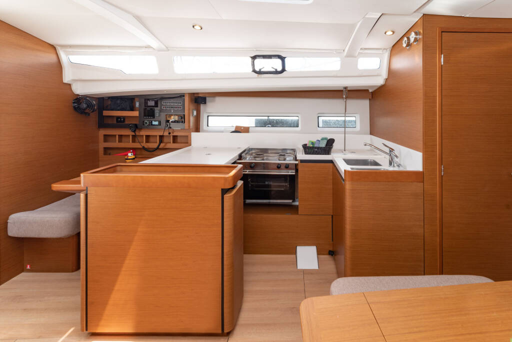 Sailing yacht Sun Odyssey 440 free elli