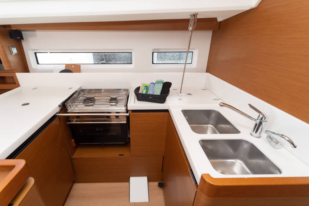 Sailing yacht Sun Odyssey 440 free elli