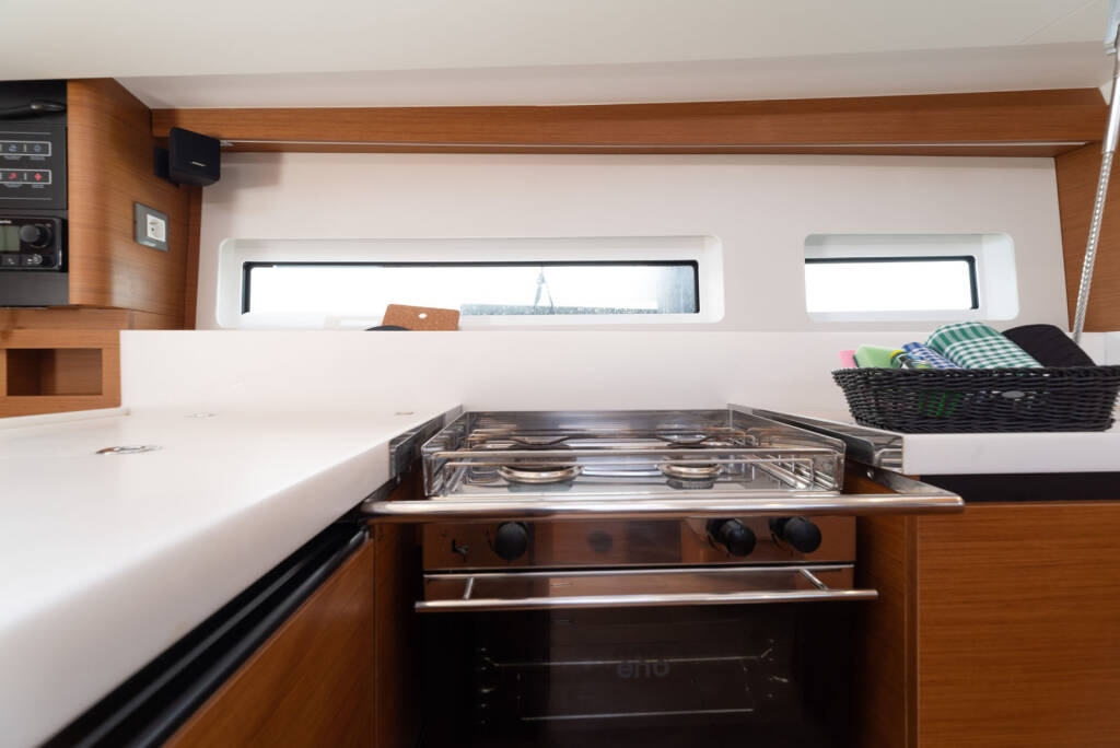 Sailing yacht Sun Odyssey 440 free elli
