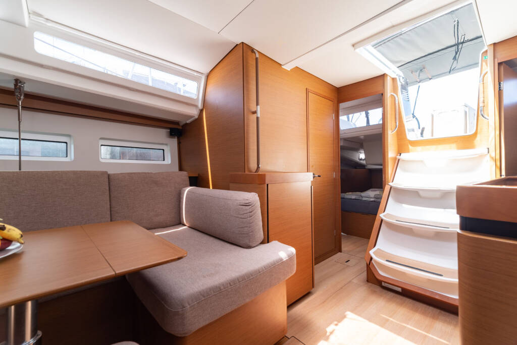 Sailing yacht Sun Odyssey 440 free elli