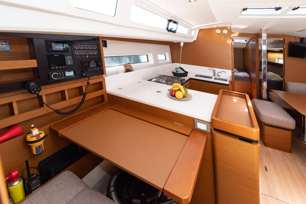 Sailing yacht Sun Odyssey 440 free elli