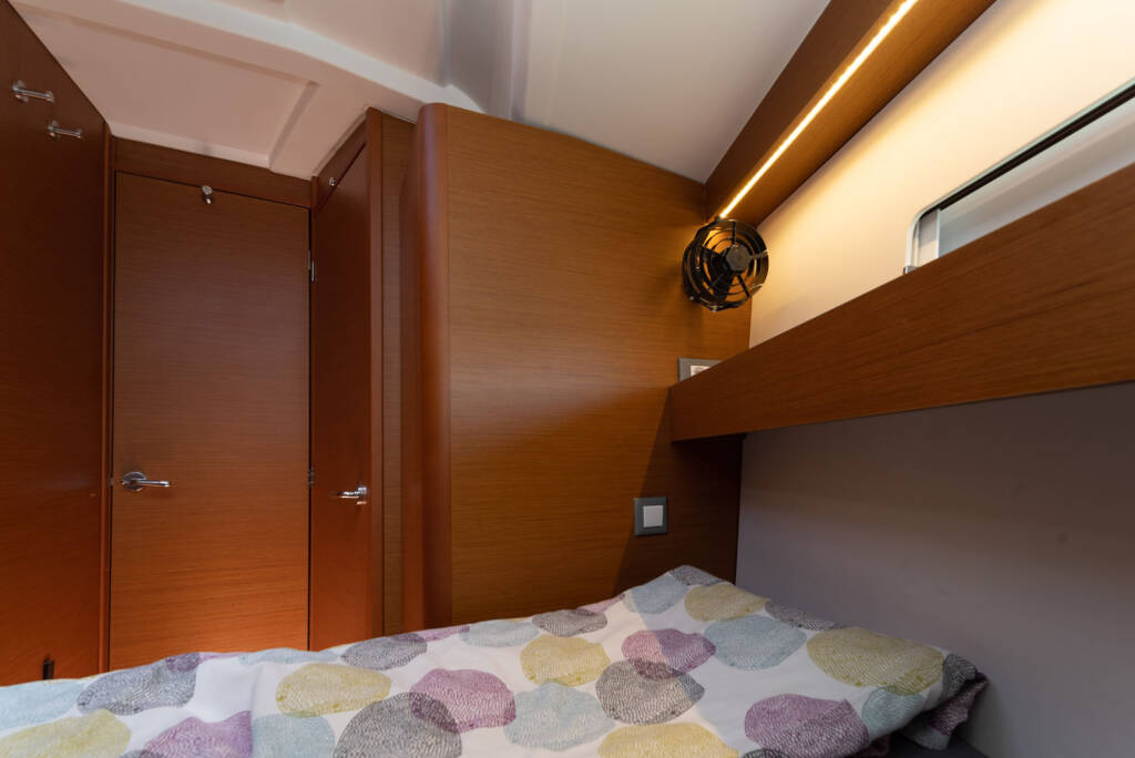 Sailing yacht Sun Odyssey 440 free elli