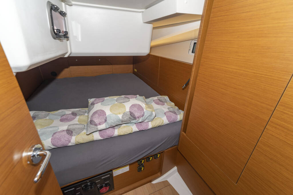 Sailing yacht Sun Odyssey 440 free elli