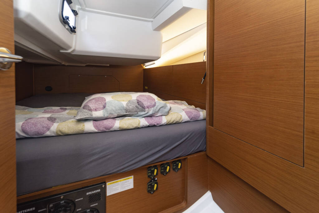 Sailing yacht Sun Odyssey 440 free elli