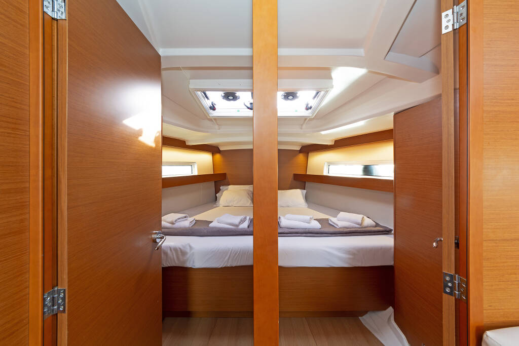Sailing yacht Sun Odyssey 440 JOLLY ROGER