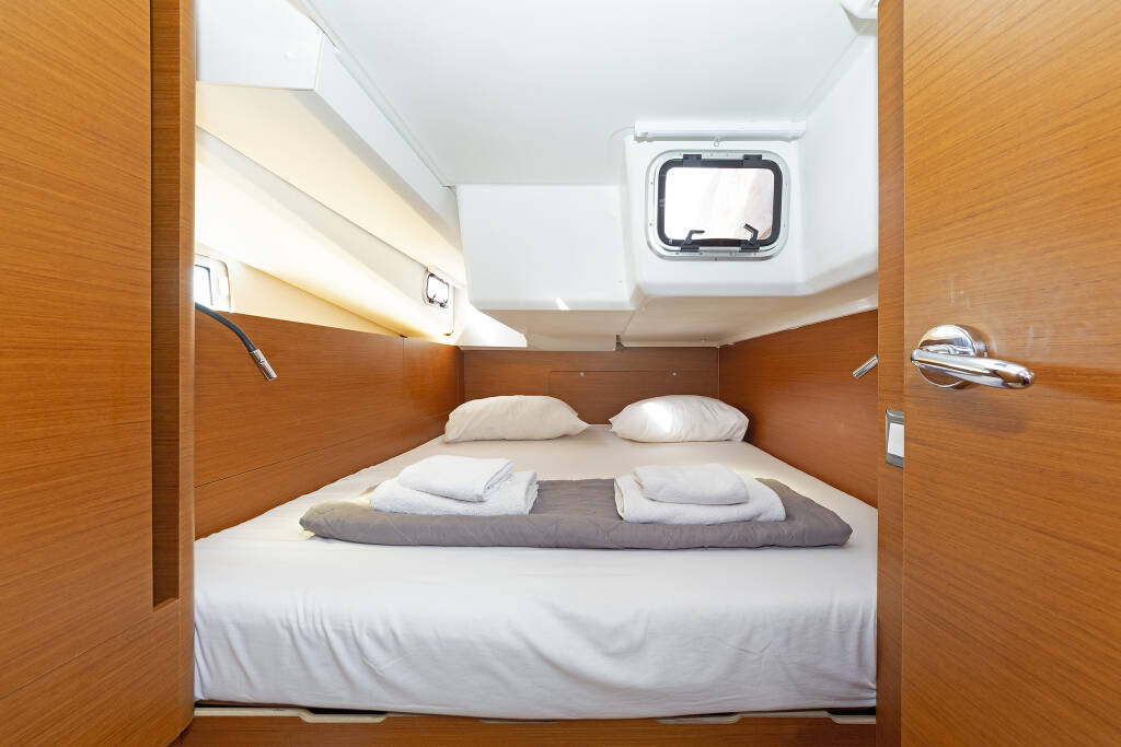 Sailing yacht Sun Odyssey 440 JOLLY ROGER