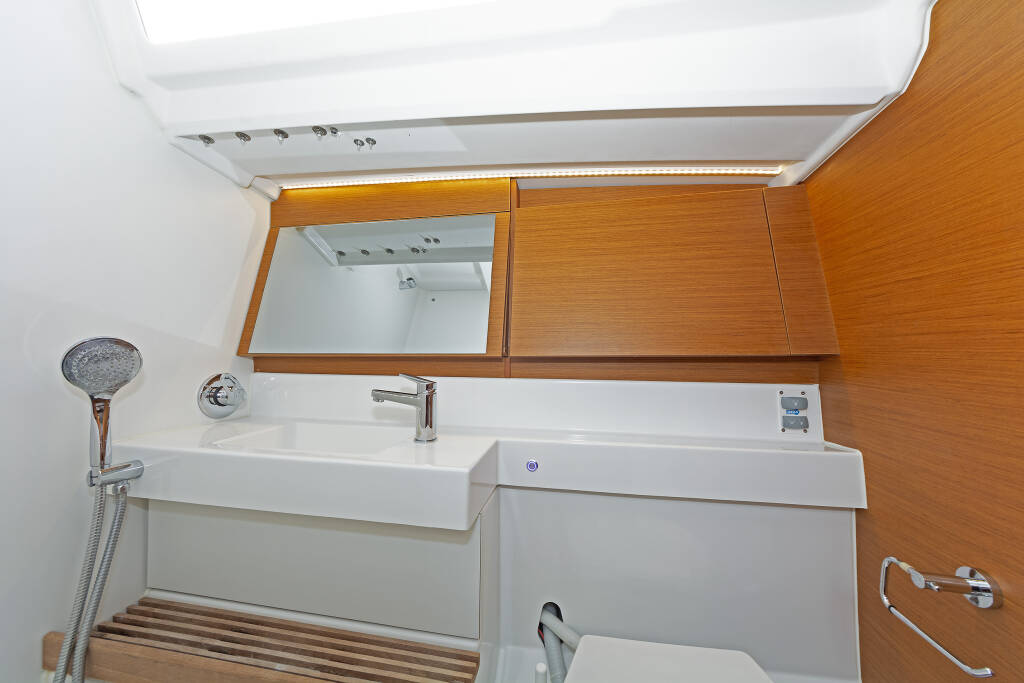 Sailing yacht Sun Odyssey 440 JOLLY ROGER