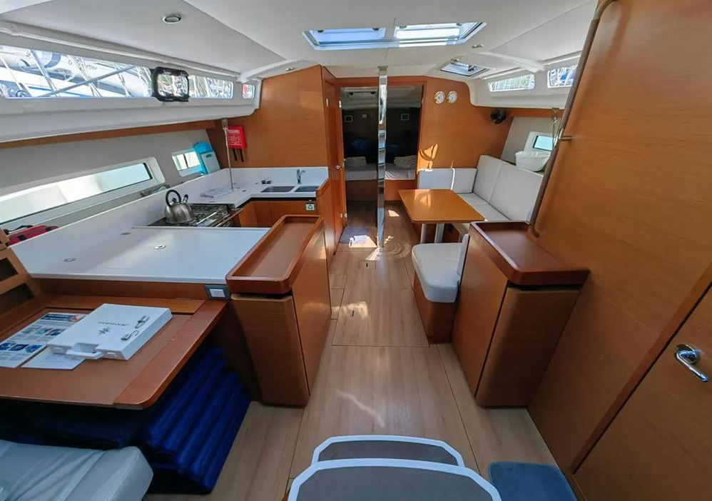 Sailing yacht Sun Odyssey 440 Negroni