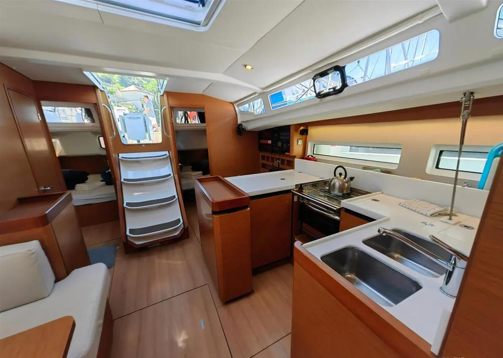 Sailing yacht Sun Odyssey 440 Negroni