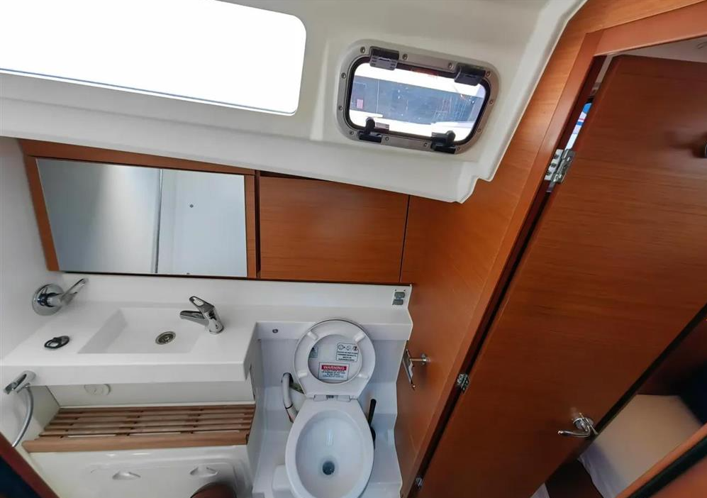 Sailing yacht Sun Odyssey 440 Negroni
