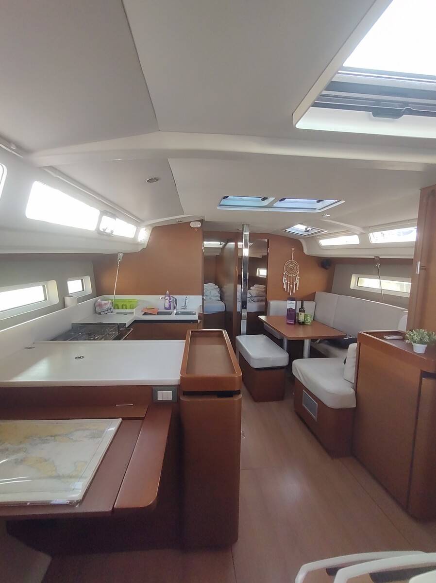 Sailing yacht Sun Odyssey 440 Habibi