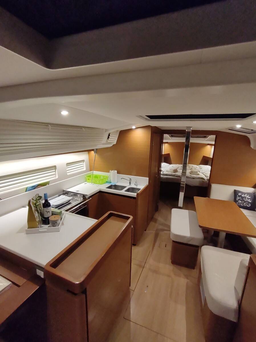 Sailing yacht Sun Odyssey 440 Habibi
