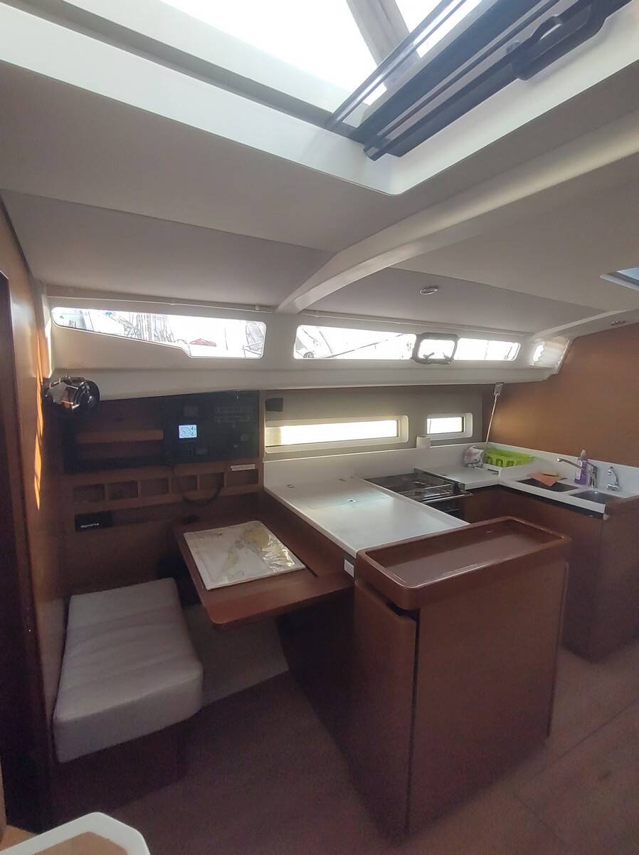 Sailing yacht Sun Odyssey 440 Habibi