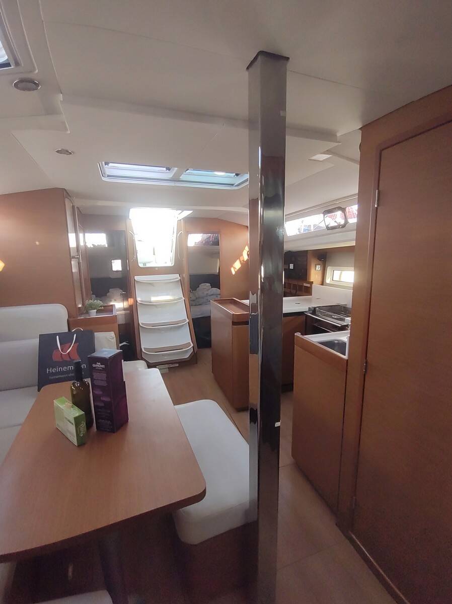 Sailing yacht Sun Odyssey 440 Habibi