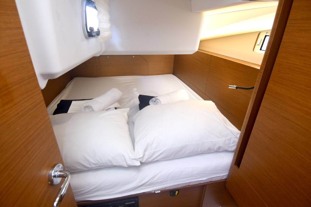 Sailing yacht Sun Odyssey 440 Signum Alfa