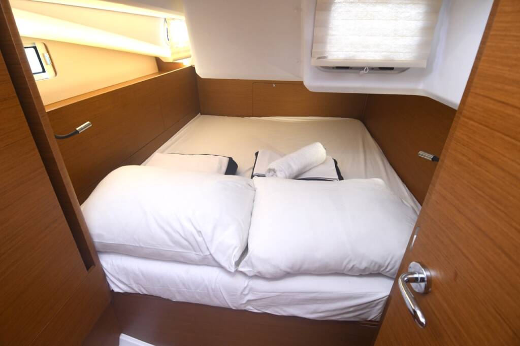Sailing yacht Sun Odyssey 440 Signum Alfa