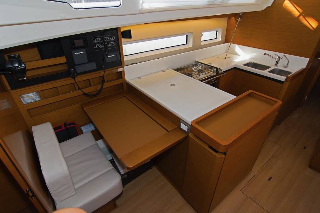 Sailing yacht Sun Odyssey 440 Tanpopo