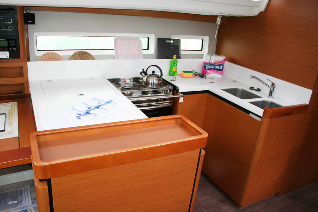 Sailing yacht Sun Odyssey 440 Modesty