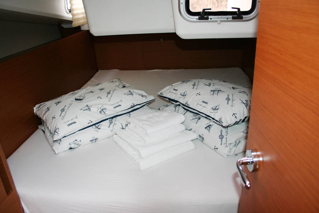 Sailing yacht Sun Odyssey 440 Modesty