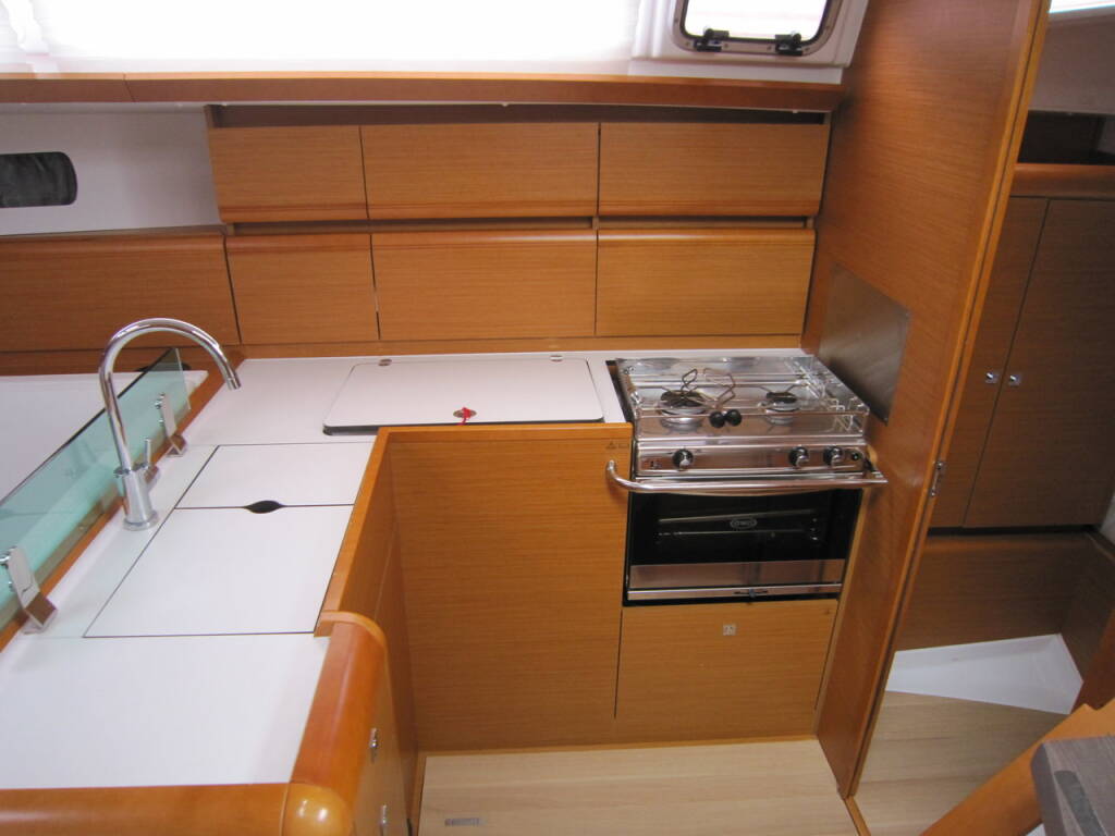 Sailing yacht Sun Odyssey 449 Airbender