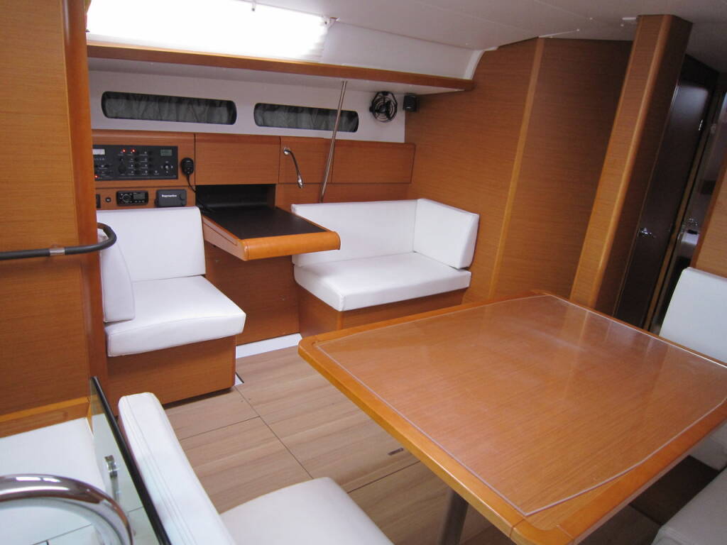 Sailing yacht Sun Odyssey 449 Airbender