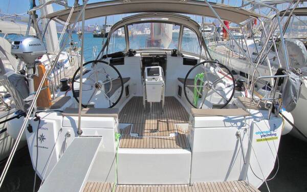 Sun Odyssey 449 Kronos Lavrion, main port