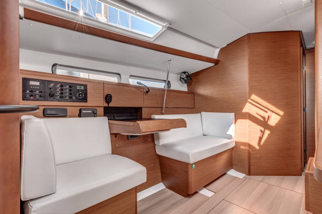 Sailing yacht Sun Odyssey 449 Fos