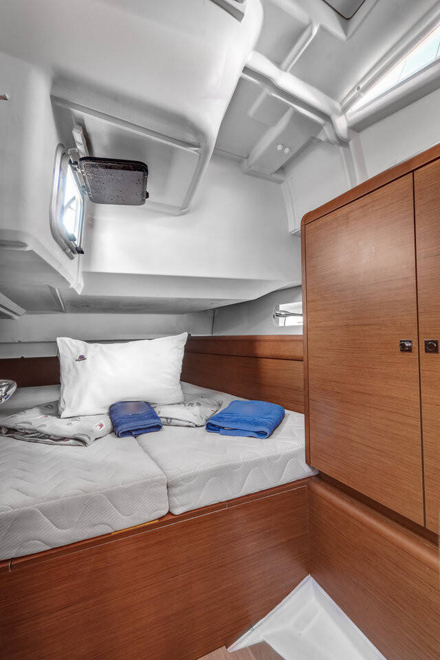 Sailing yacht Sun Odyssey 449 Fos