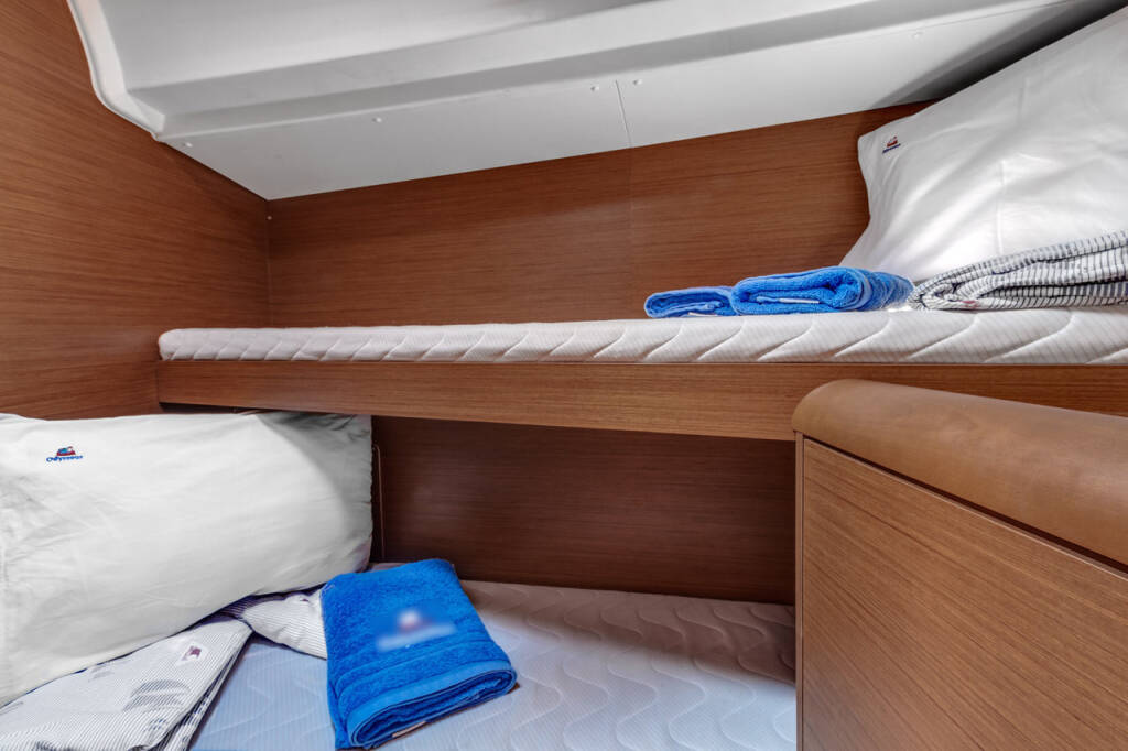 Sailing yacht Sun Odyssey 449 Fos