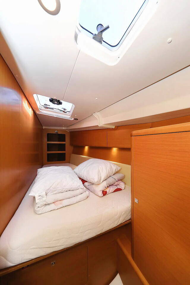 Sailing yacht Sun Odyssey 44i Sveamare