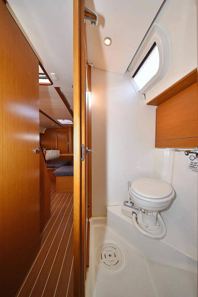 Sailing yacht Sun Odyssey 44i Sveamare