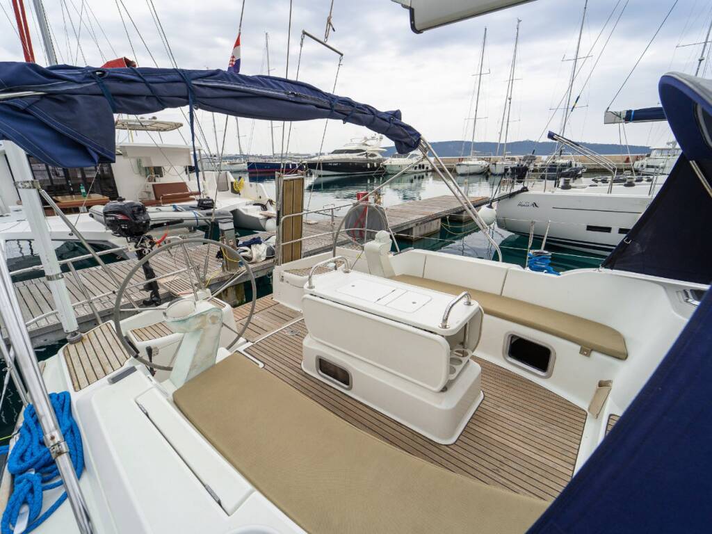 Sailing yacht Sun Odyssey 49 