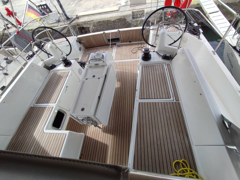 Sailing yacht Sun Odyssey 490 White Pearl