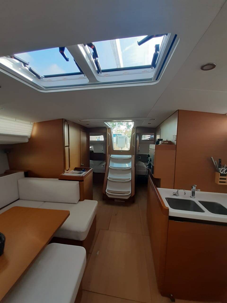 Sailing yacht Sun Odyssey 490 White Pearl