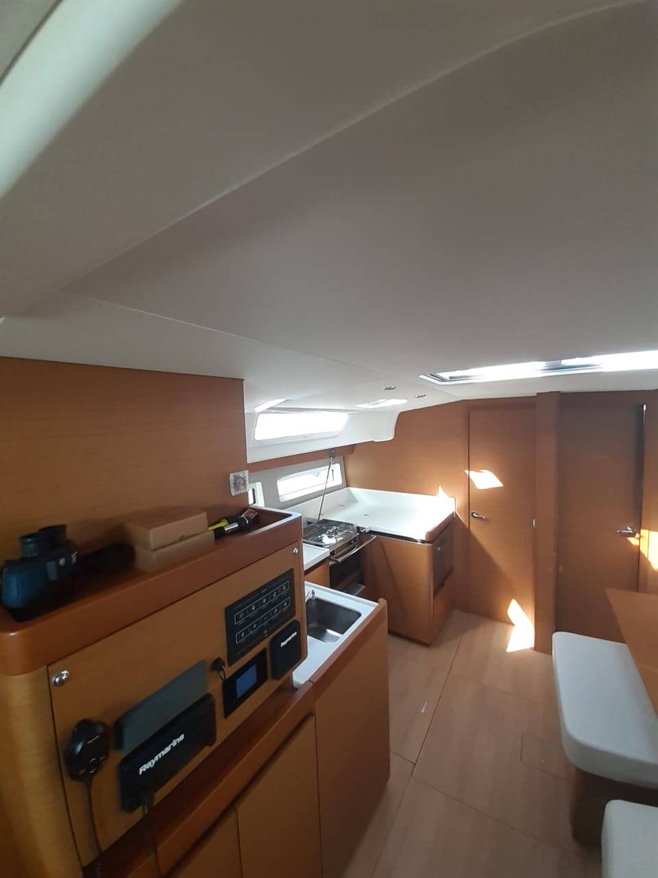 Sailing yacht Sun Odyssey 490 White Pearl