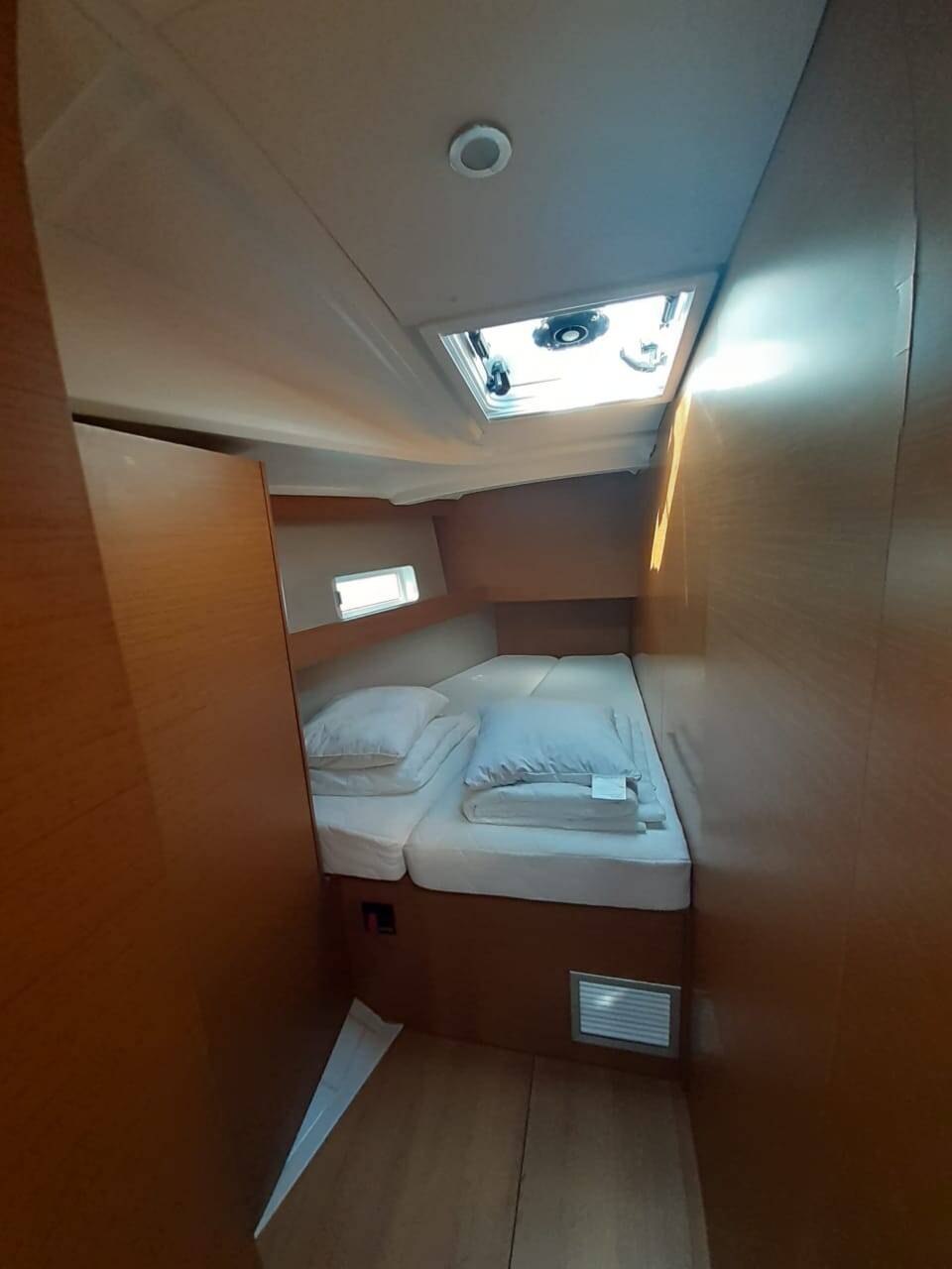 Sailing yacht Sun Odyssey 490 White Pearl