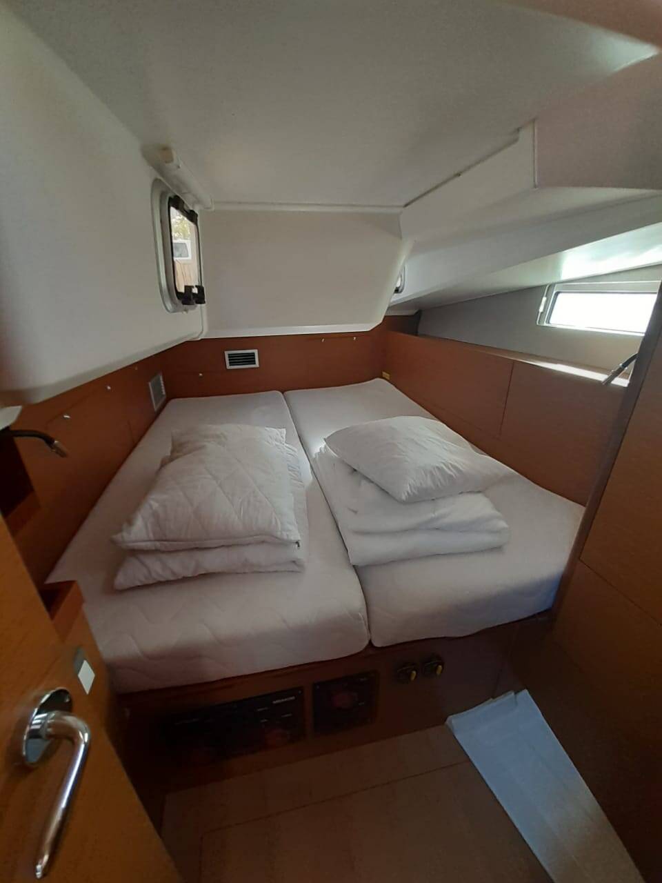 Sailing yacht Sun Odyssey 490 White Pearl