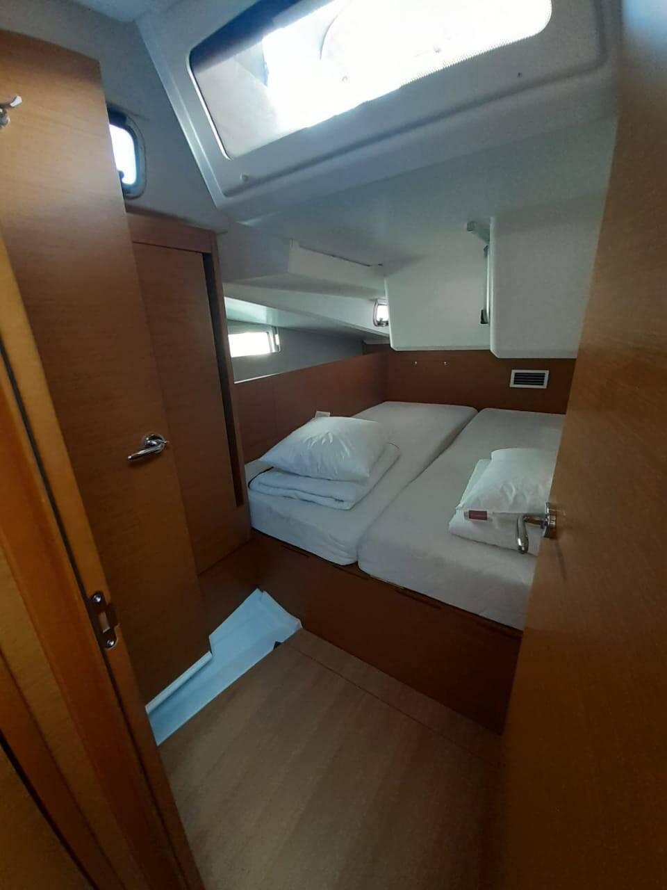 Sailing yacht Sun Odyssey 490 White Pearl