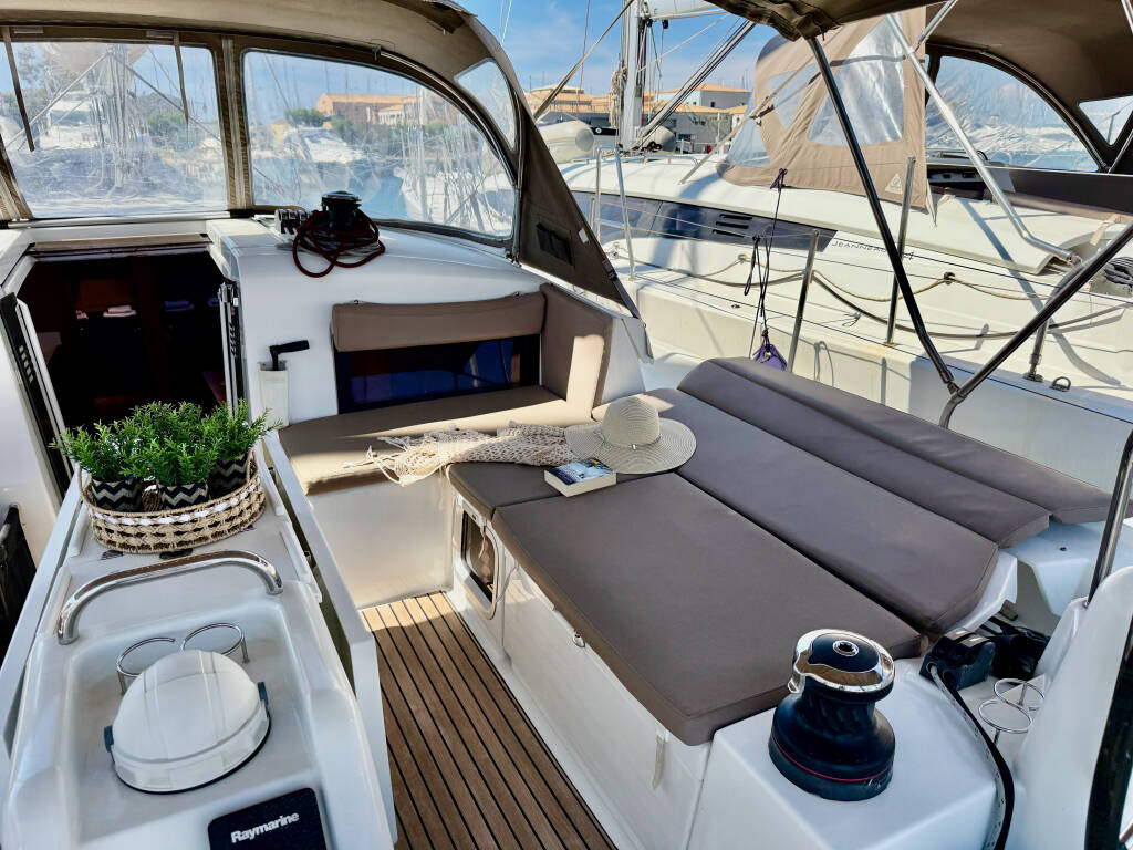 Sailing yacht Sun Odyssey 490 Yada