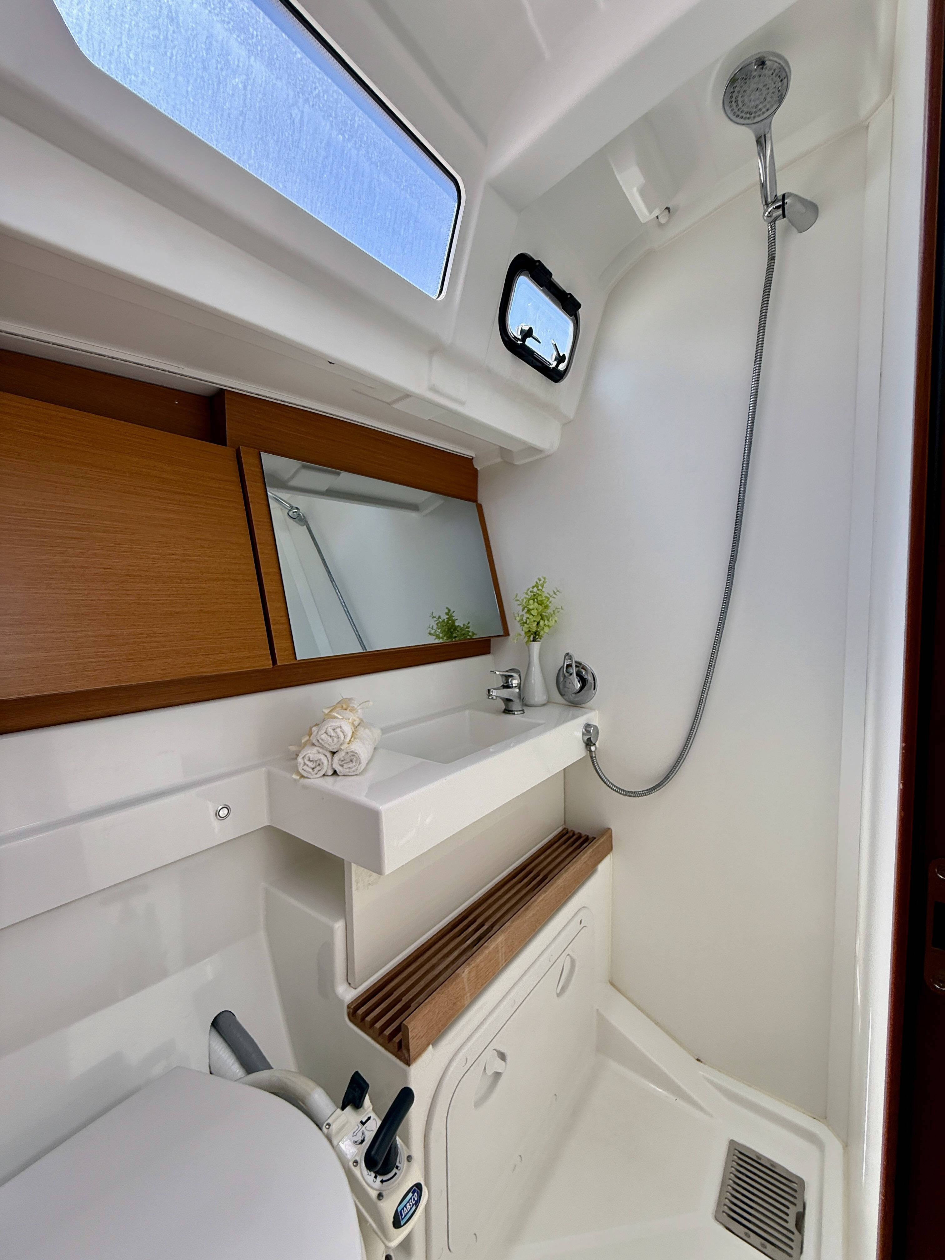 Sailing yacht Sun Odyssey 490 Yada