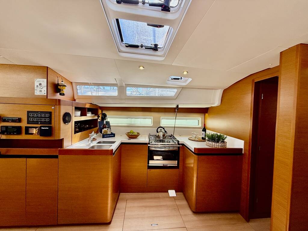 Sailing yacht Sun Odyssey 490 Yada