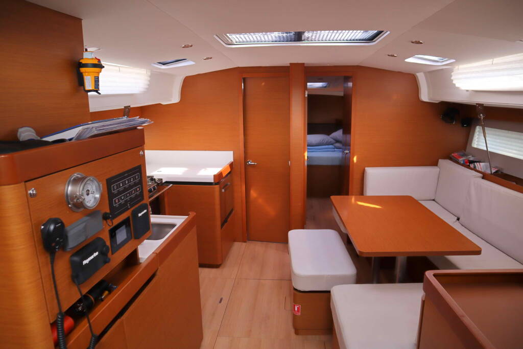 Sailing yacht Sun Odyssey 490 CLASS